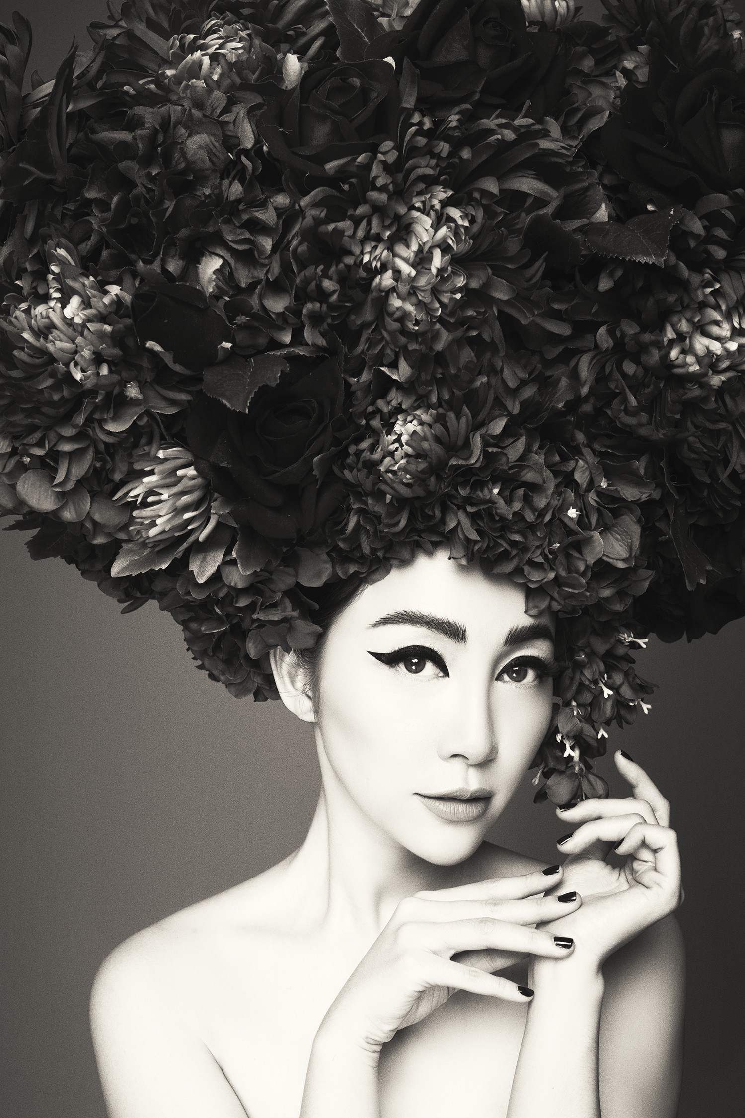 Hà Tăng vai trần, Kỳ Duyên cùng loạt mỹ nhân Việt khác trút bỏ xiêm y trong bộ ảnh của NTK Đỗ Mạnh Cường